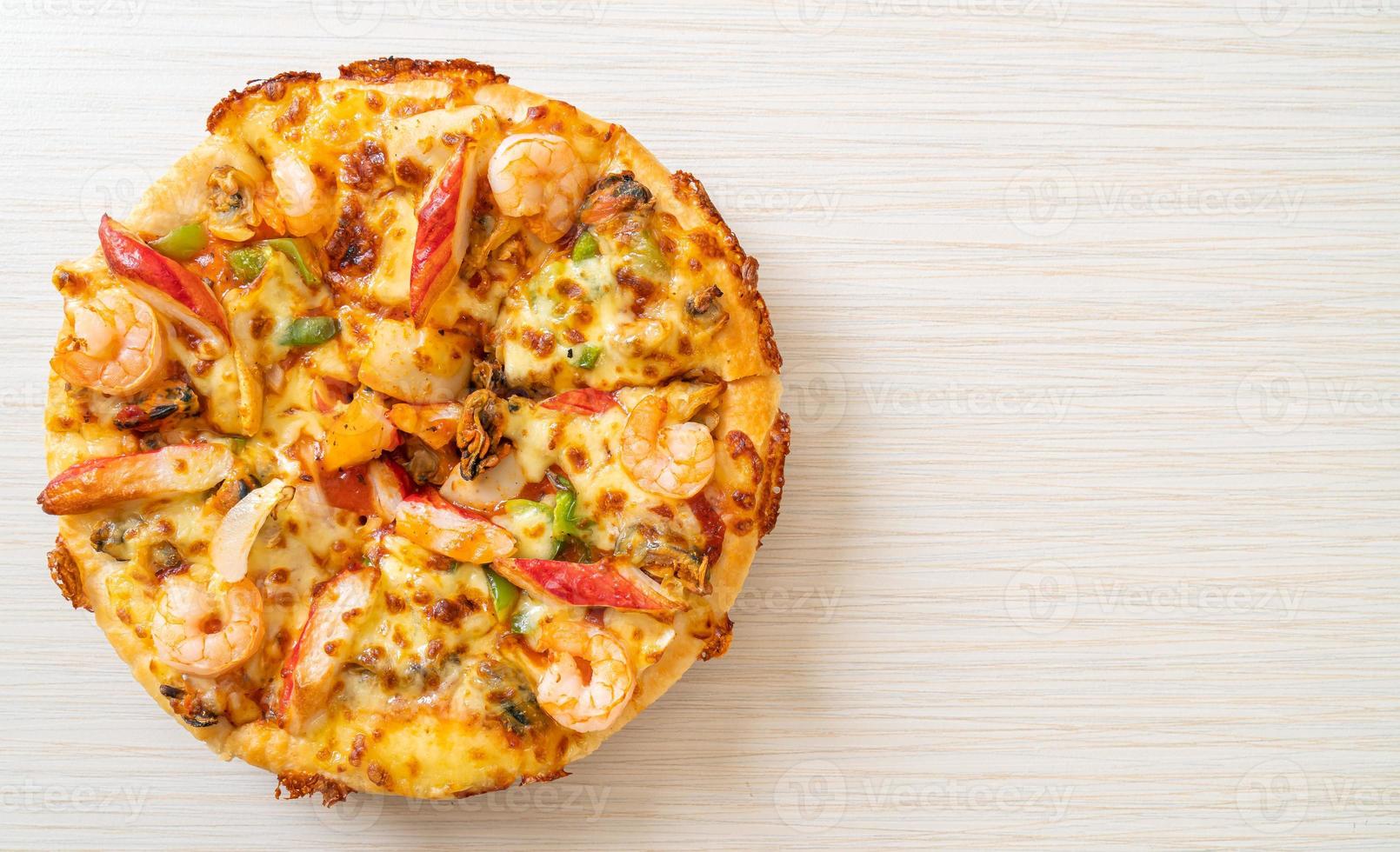 Meeresfrüchte von Garnelen, Oktopus, Muschel- und Krabbenpizza auf Holztablett foto