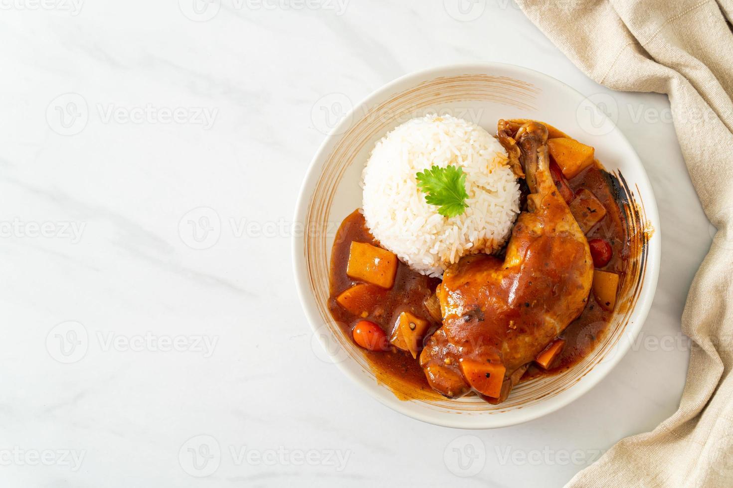 hausgemachter Hühnereintopf mit Tomaten, Zwiebeln, Karotten und Kartoffeln auf Teller mit Reis foto