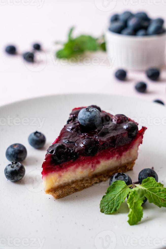 hausgemachter Blaubeerkäsekuchen auf Holzhintergrund foto