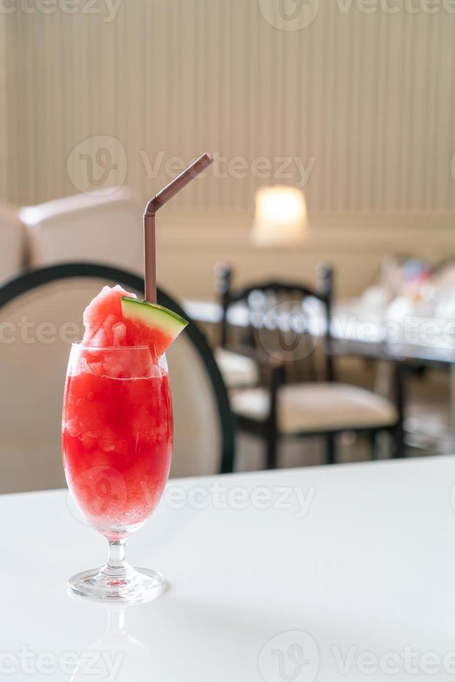 Frisches Wassermelonen-Smoothie-Glas auf dem Tisch im Café-Restaurant? foto