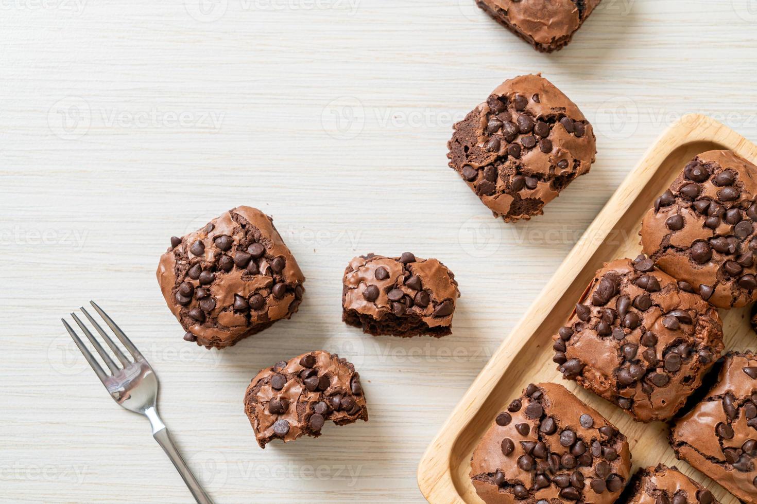 dunkle Schokoladenbrownies mit Schokostückchen oben drauf foto