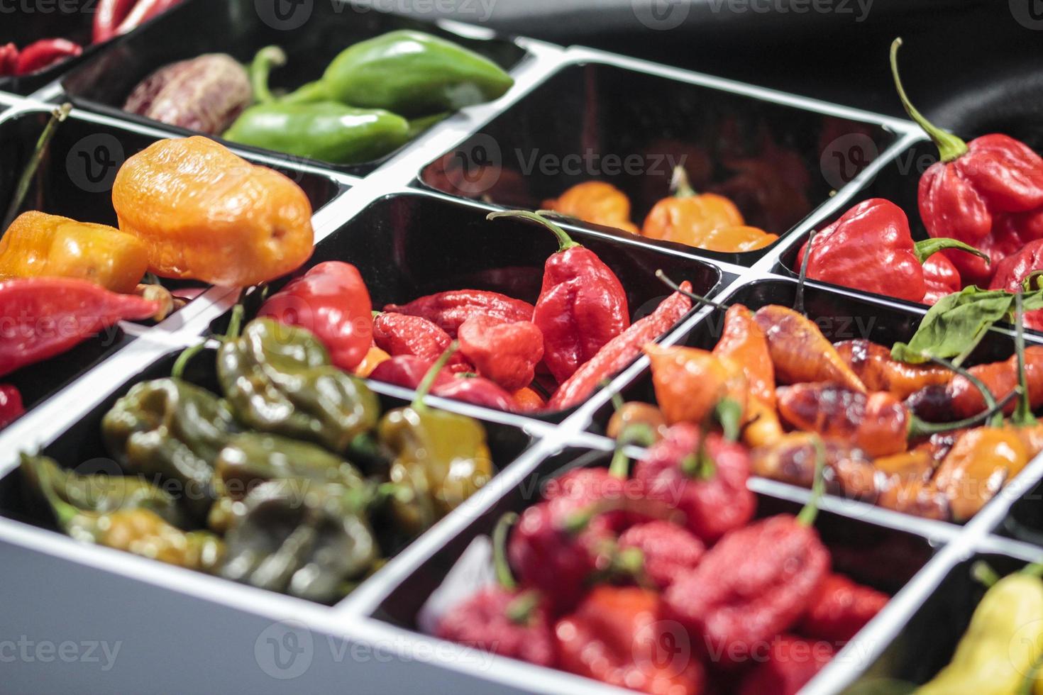 scharfe Chilischoten in verschiedenen Farben, auf dem Markt verkauft foto