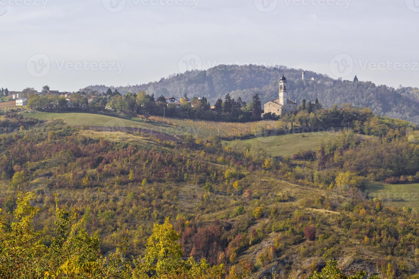 Weinberge und Landschaft des piemontesischen Hinterlandes, Italien foto