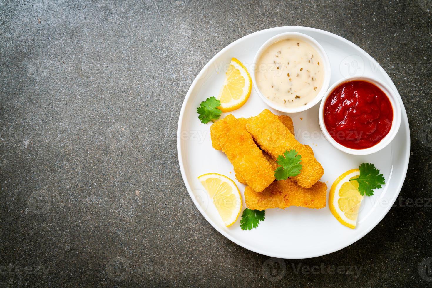 gebratene Fischstäbchen oder Pommes frites mit Soße foto