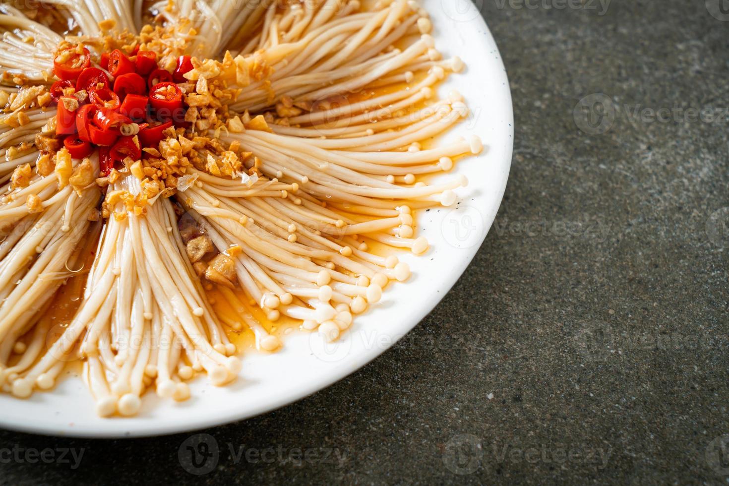 hausgemachter gedämpfter Goldnadelpilz oder Enokitake mit Sojasauce, Chili und Knoblauch foto