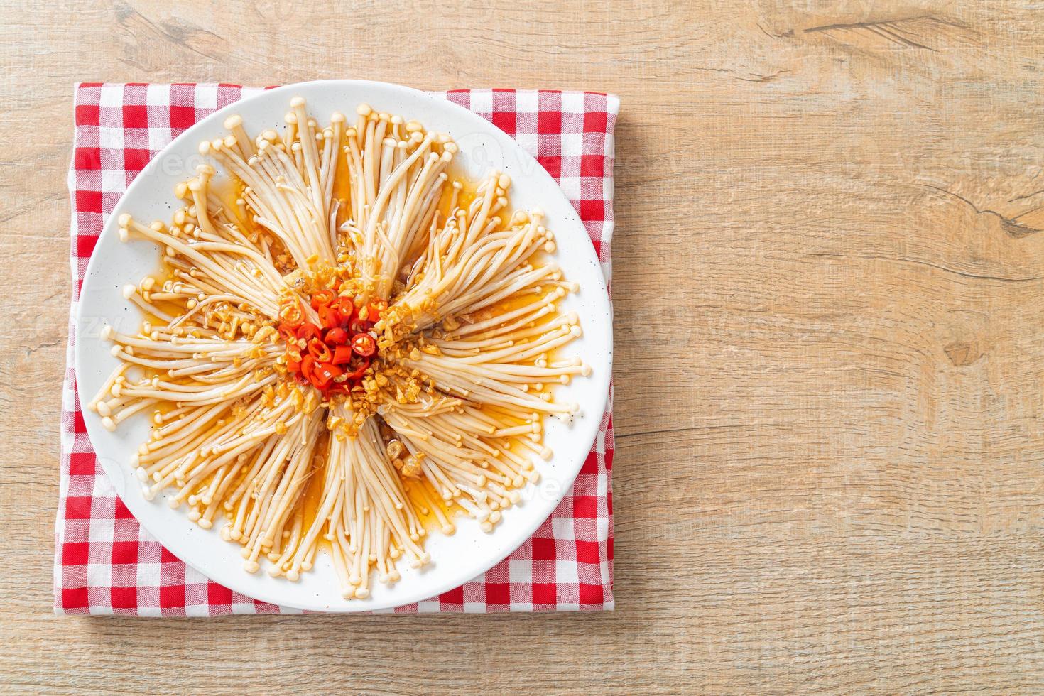 hausgemachter gedämpfter Goldnadelpilz oder Enokitake mit Sojasauce, Chili und Knoblauch foto