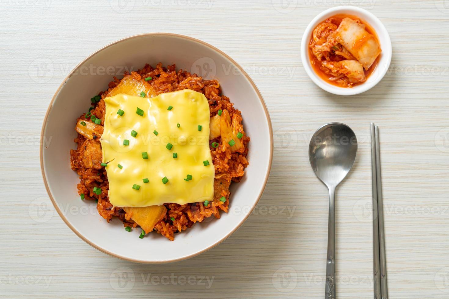 gebratener Kimchi-Reis mit Schweinefleisch und belegtem Käse - asiatisch und Fusion-Food-Stil foto