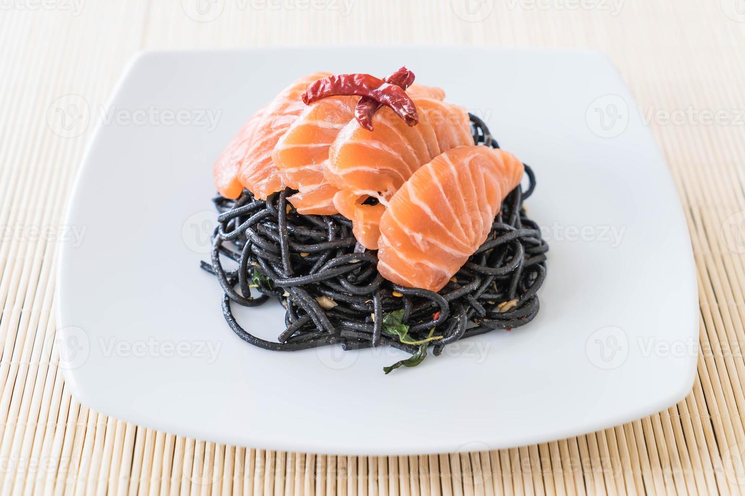 scharfe schwarze Spaghetti mit Lachs - Fusion Food Style foto