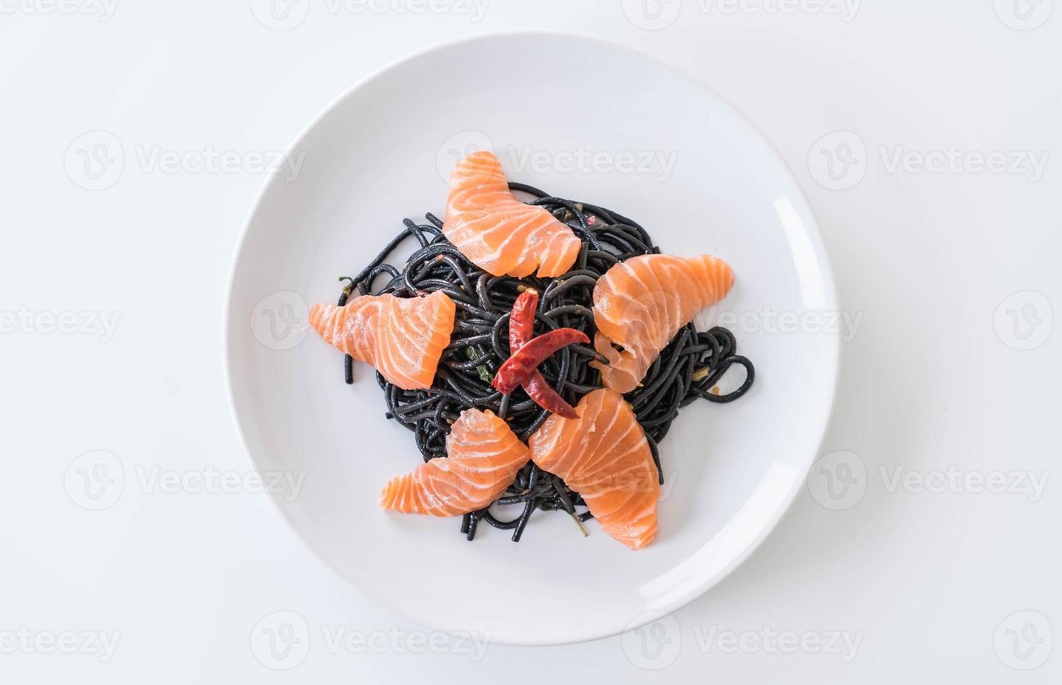 scharfe schwarze Spaghetti mit Lachs - Fusion Food Style foto