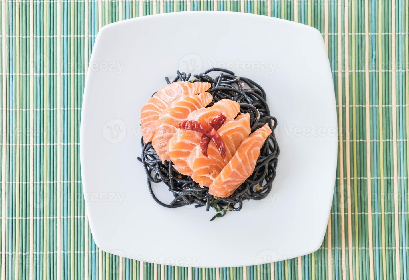 scharfe schwarze Spaghetti mit Lachs - Fusion Food Style foto