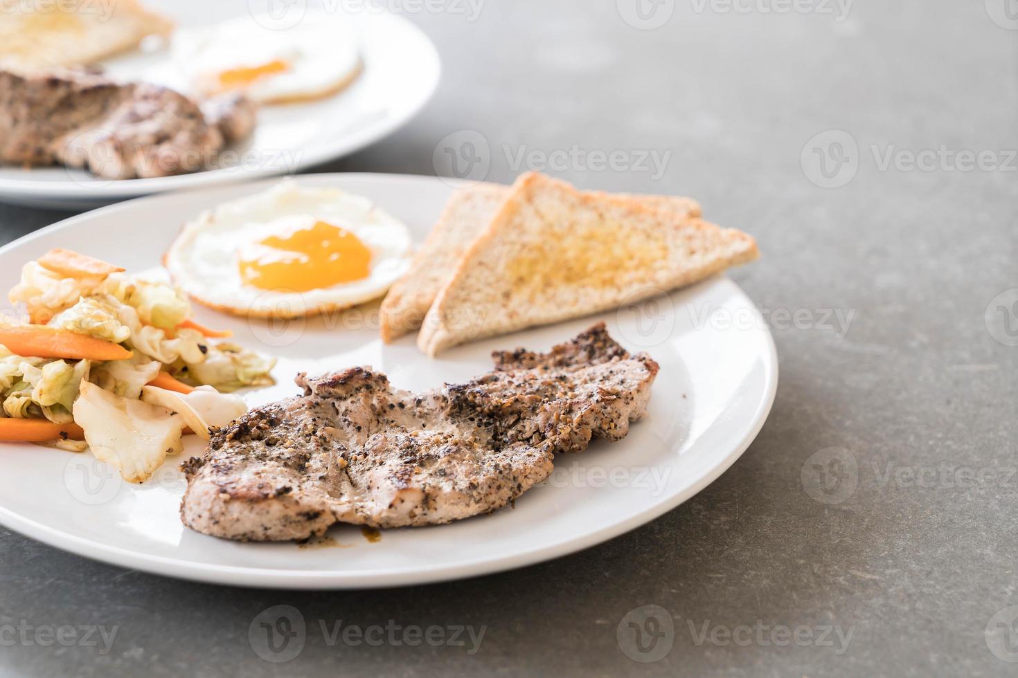 schwarze Paprika gegrilltes Schweinesteak foto