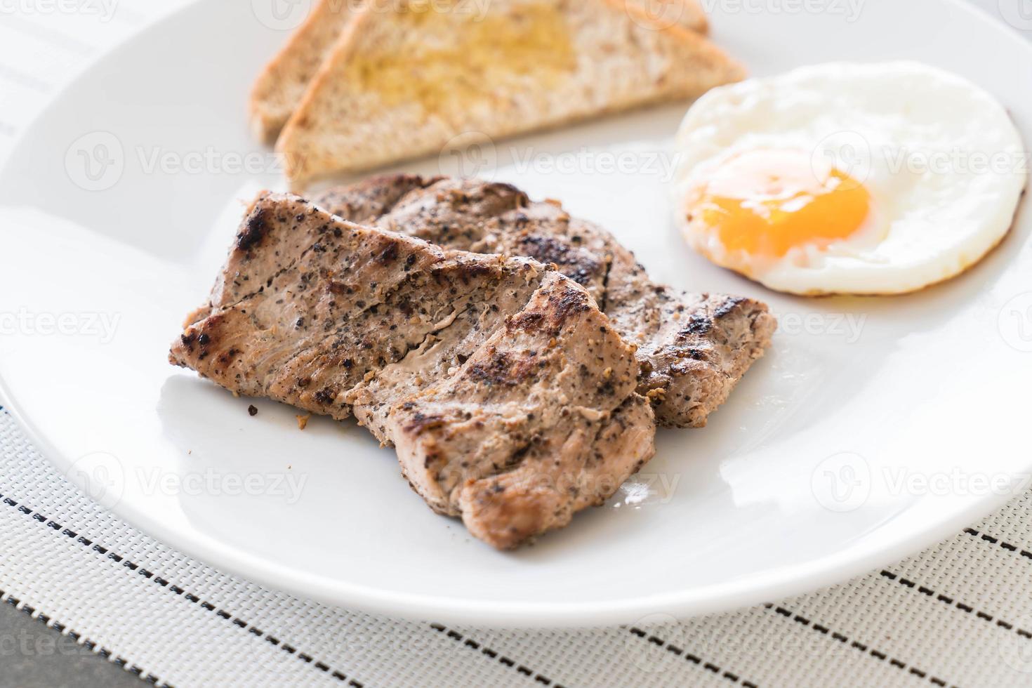 schwarze Paprika gegrilltes Schweinesteak foto