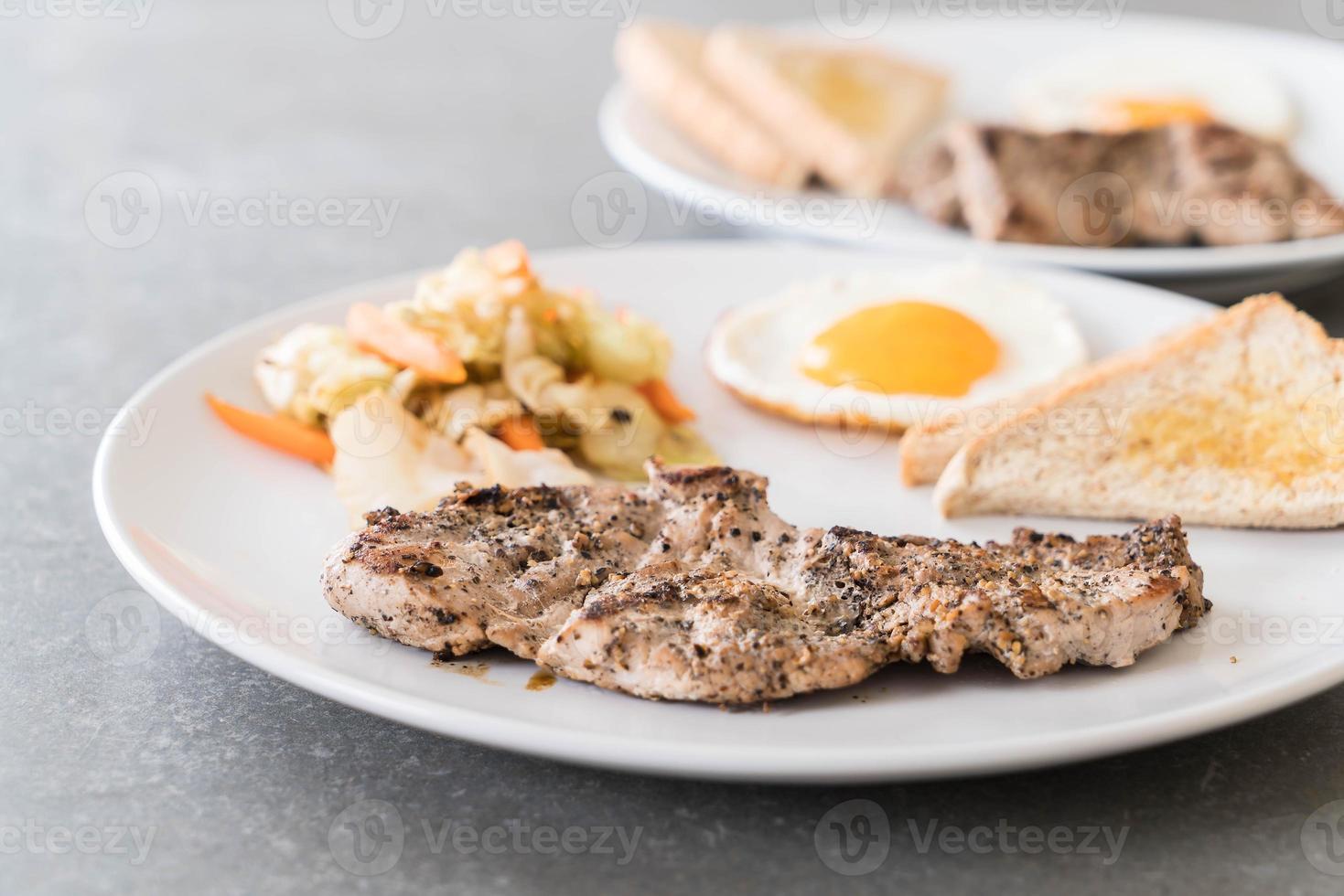 schwarze Paprika gegrilltes Schweinesteak foto