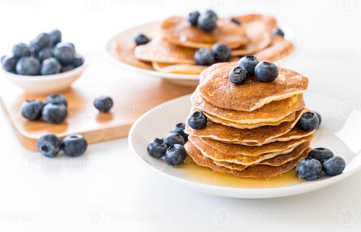 Stapel Pfannkuchen mit frischen Blaubeeren foto