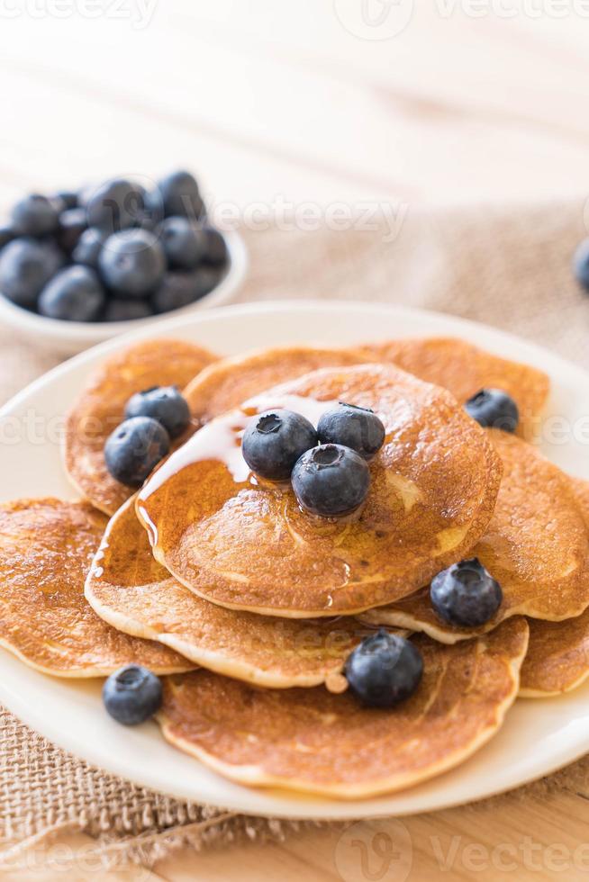 Stapel Pfannkuchen mit frischen Blaubeeren foto