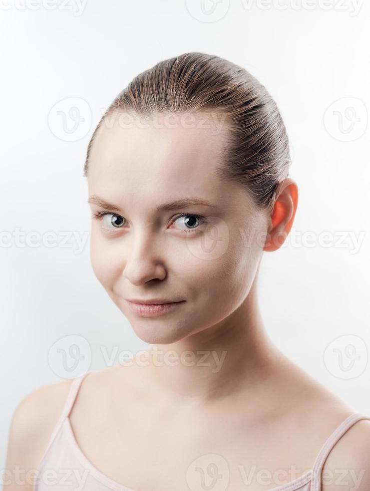 schöne junge Frau mit sauberer frischer Haut foto