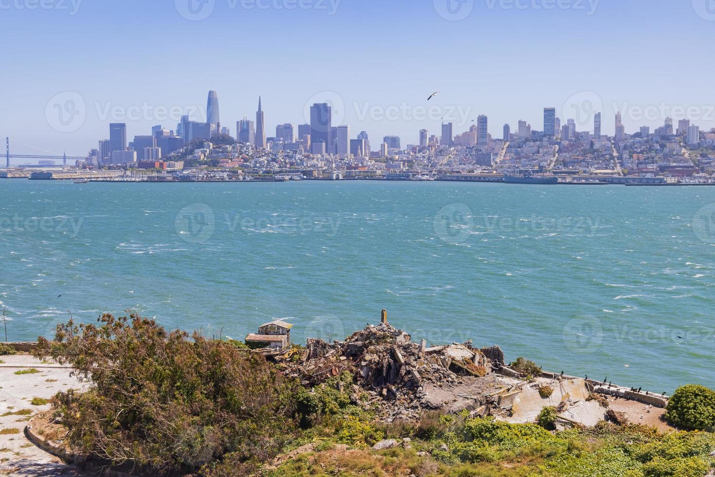 sonniger blick auf die insel alcatraz und die skyline von san francisco foto