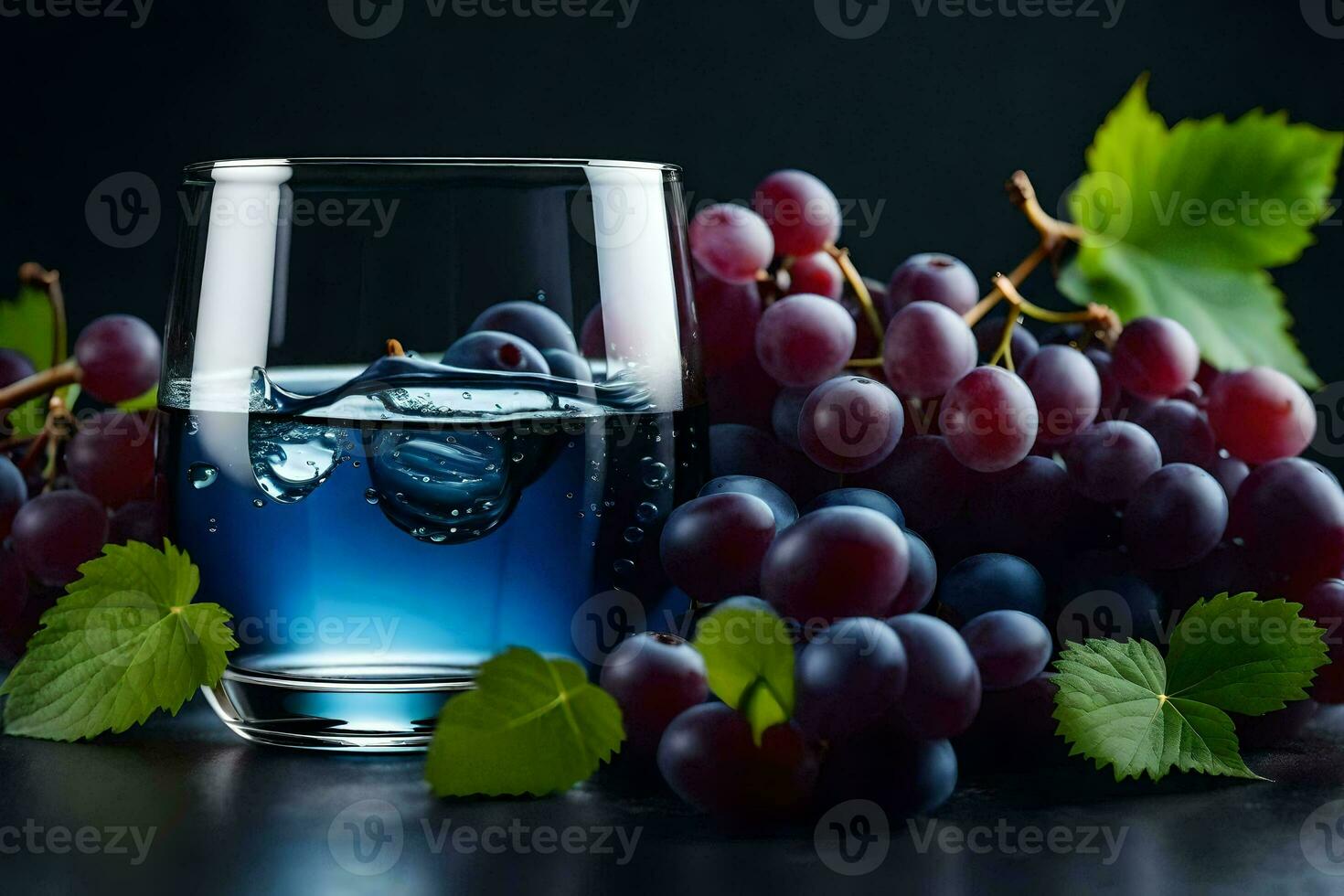 ein Glas von Wasser mit Trauben und Blätter. KI-generiert foto