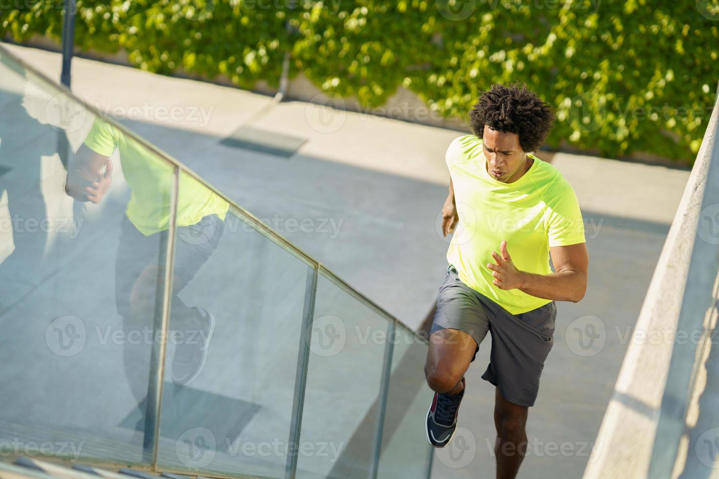 schwarzer Mann, der im Freien nach oben läuft. junger Mann trainiert. foto