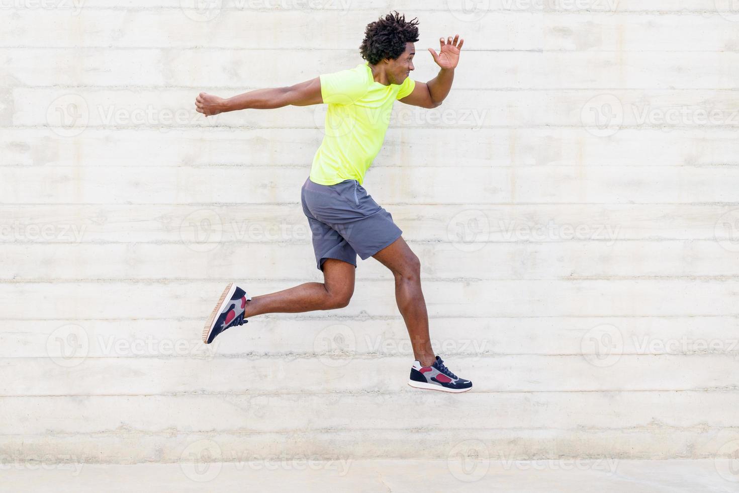 schwarzer Mann trainiert Laufsprünge, um seine Beine zu stärken. foto