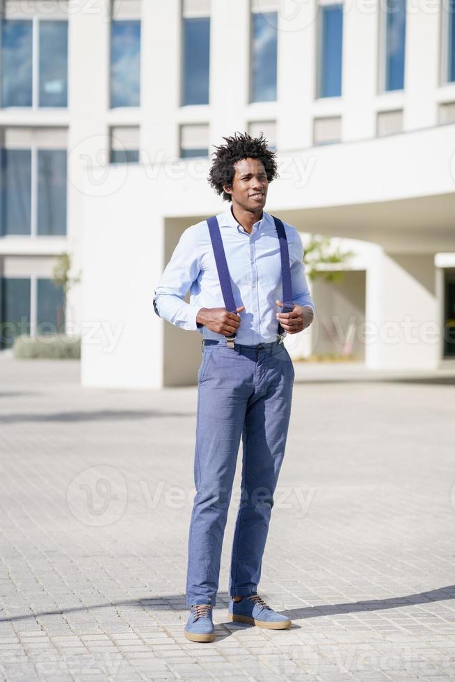 schwarzer Geschäftsmann mit Hemd und Hosenträgern foto