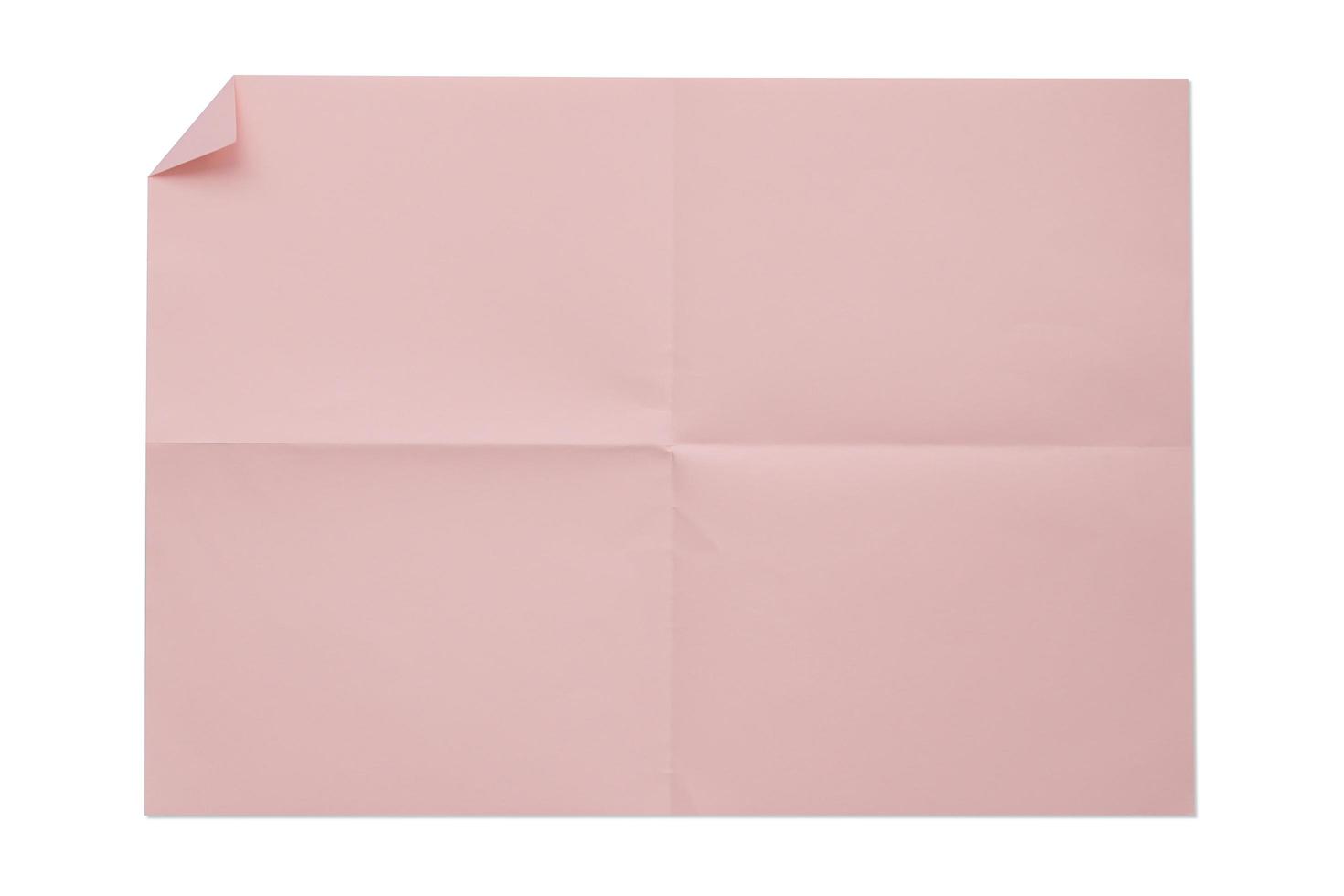 rosa Farbe leeres 4a gefaltetes Papier auf weißem Hintergrund foto