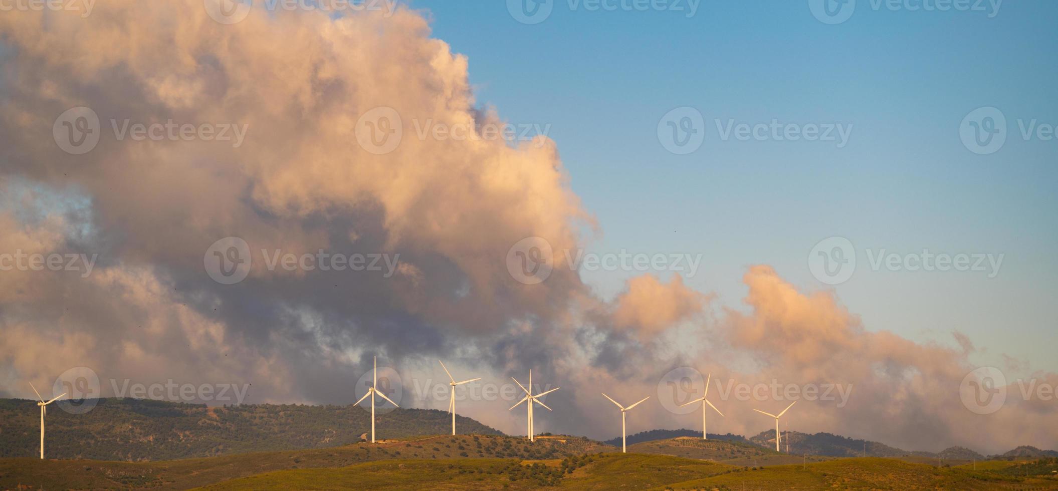 Windmühlen mit bewölktem Himmel foto