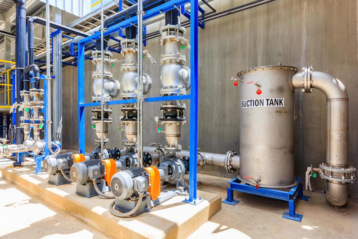 Stahlmetallrohre und blaue Pumpen und Ventile für das Wasseraufbereitungssystem foto