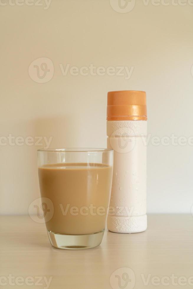 Kaffee Latte Glas mit trinkfertigen Kaffeeflaschen foto