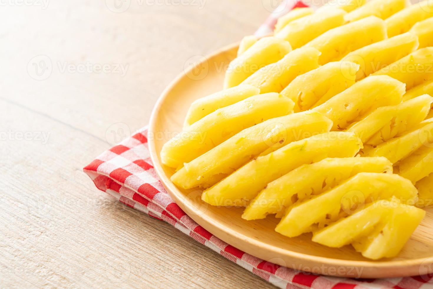 frische Ananas auf Teller geschnitten foto