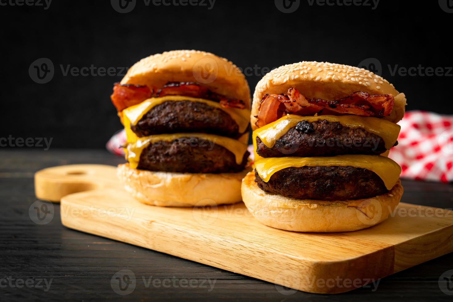 Hamburger oder Rindfleischburger mit Käse und Speck foto