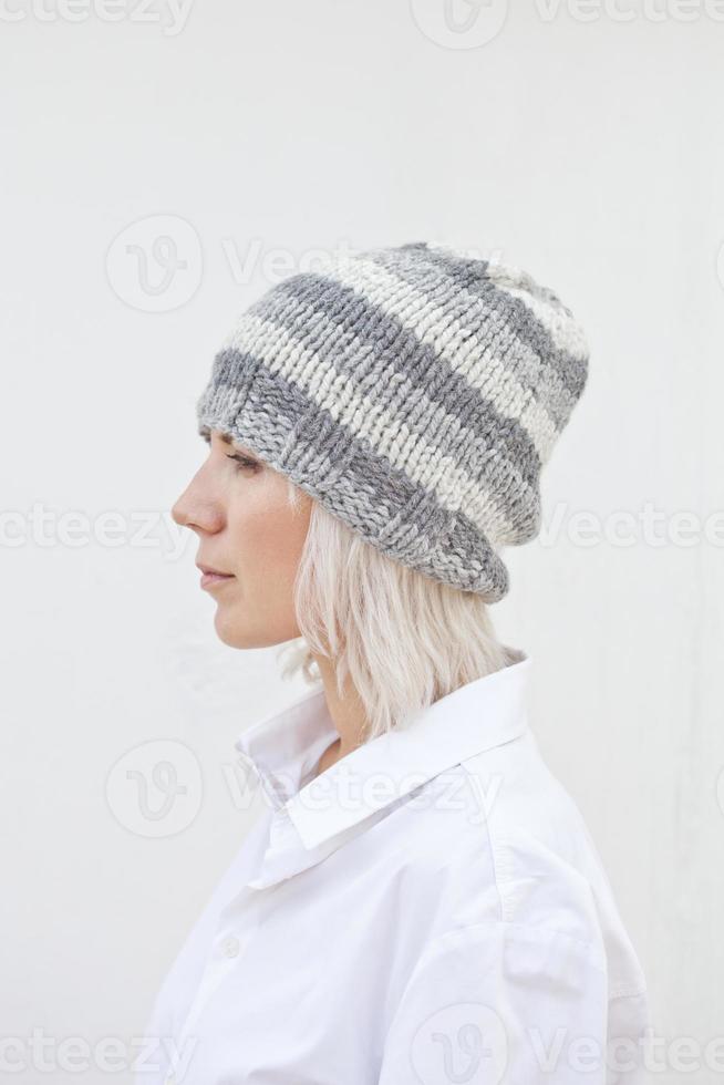schöne junge Frau in warmer grauer Mütze foto