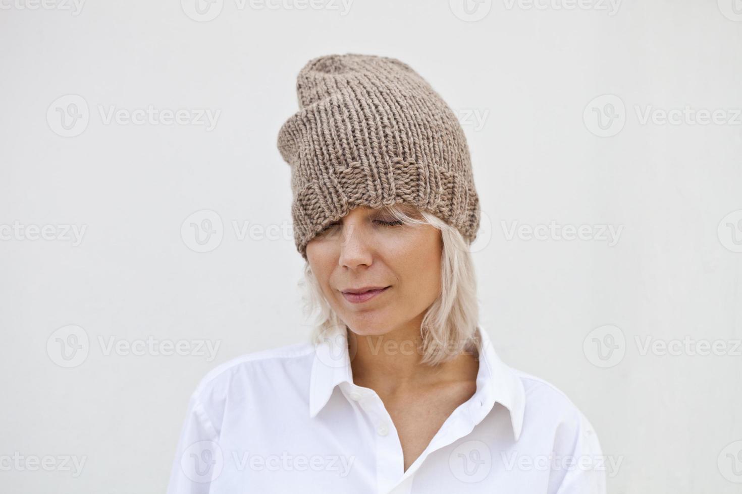 hübsche junge Frau in warmer brauner Mütze foto
