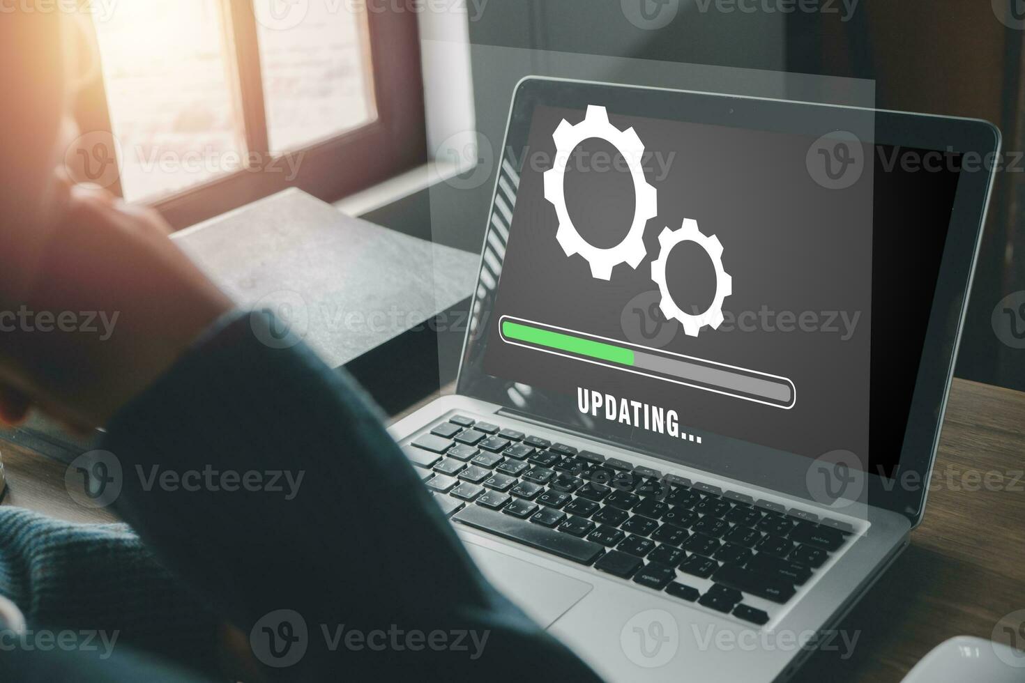aktualisieren Fortschritt Konzept, Person warten zum Installation aktualisieren Prozess mit Wird geladen Bar Symbol auf virtuell Bildschirm auf Laptop Computer. foto