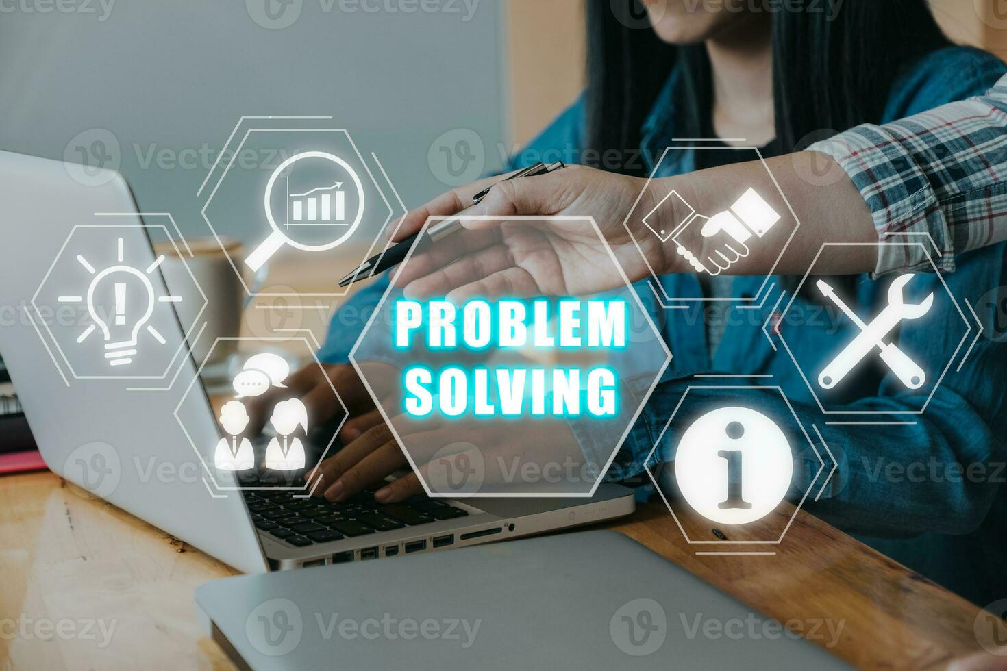 Problem lösen Konzept, Geschäft Mannschaft Arbeiten auf Laptop compuer auf Schreibtisch mit Problem lösen Symbol auf virtuell Bildschirm. foto