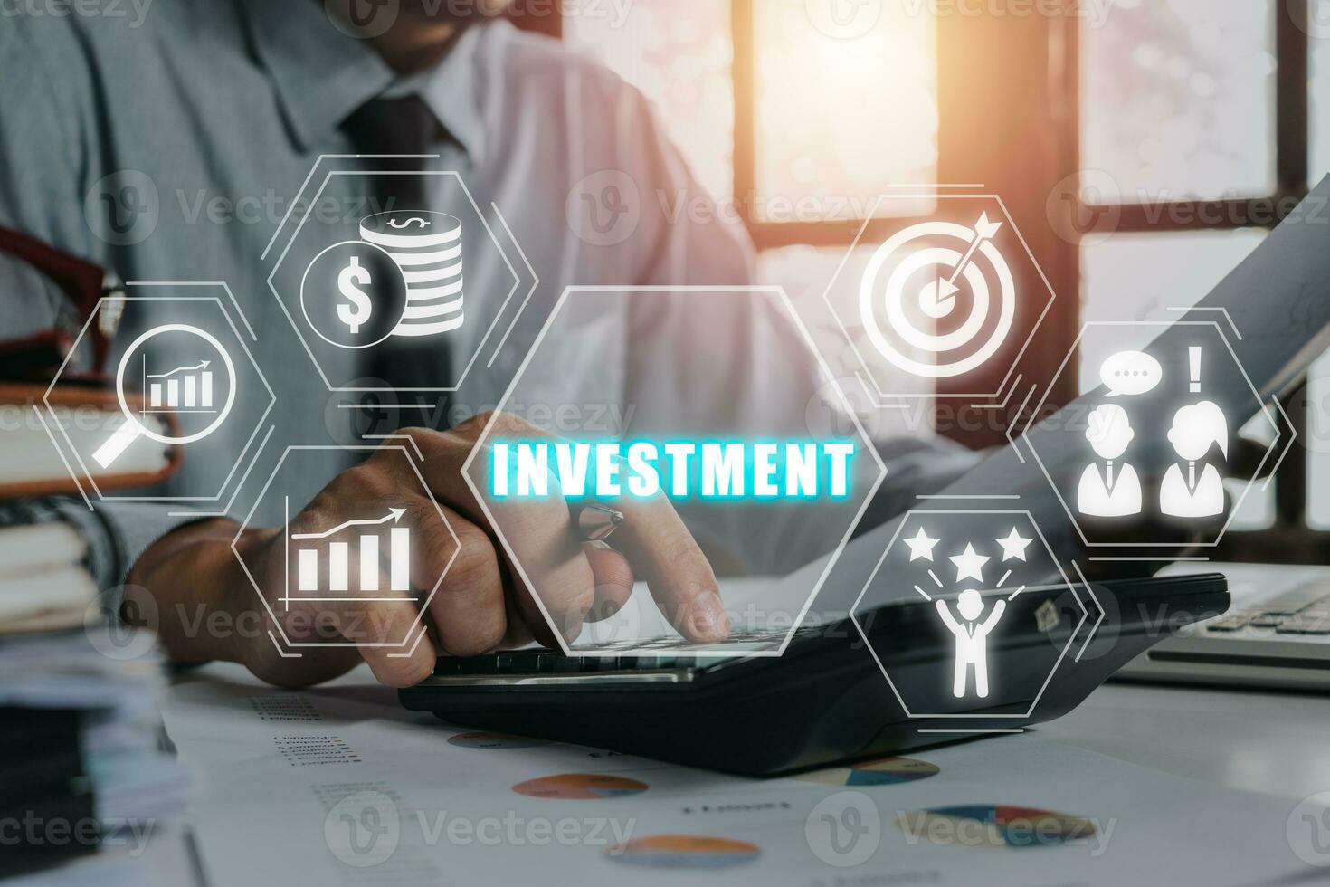 Investition Konzept, Geschäftsmann mit Taschenrechner und Analysieren Unterlagen mit Investition Symbol auf virtuell Bildschirm. foto