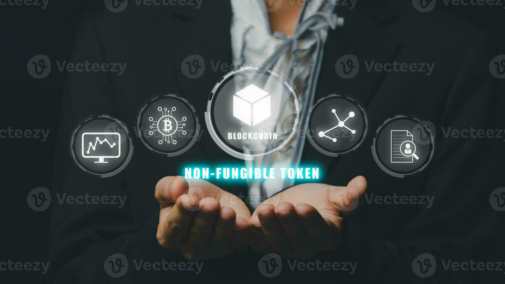 nft Zeichen Digital Krypto Kunst Blockchain Technologie Konzept, Person Hand halten virtuell Bildschirm nft Symbol Hintergrund. foto