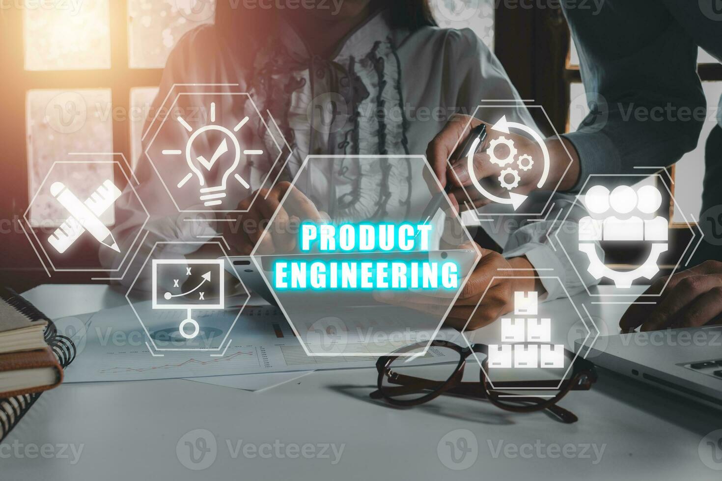Produkt Ingenieurwesen Konzept, Ingenieur Mannschaft Arbeiten auf Büro Schreibtisch mit Produkt Ingenieurwesen Symbol auf virtuell Bildschirm. foto