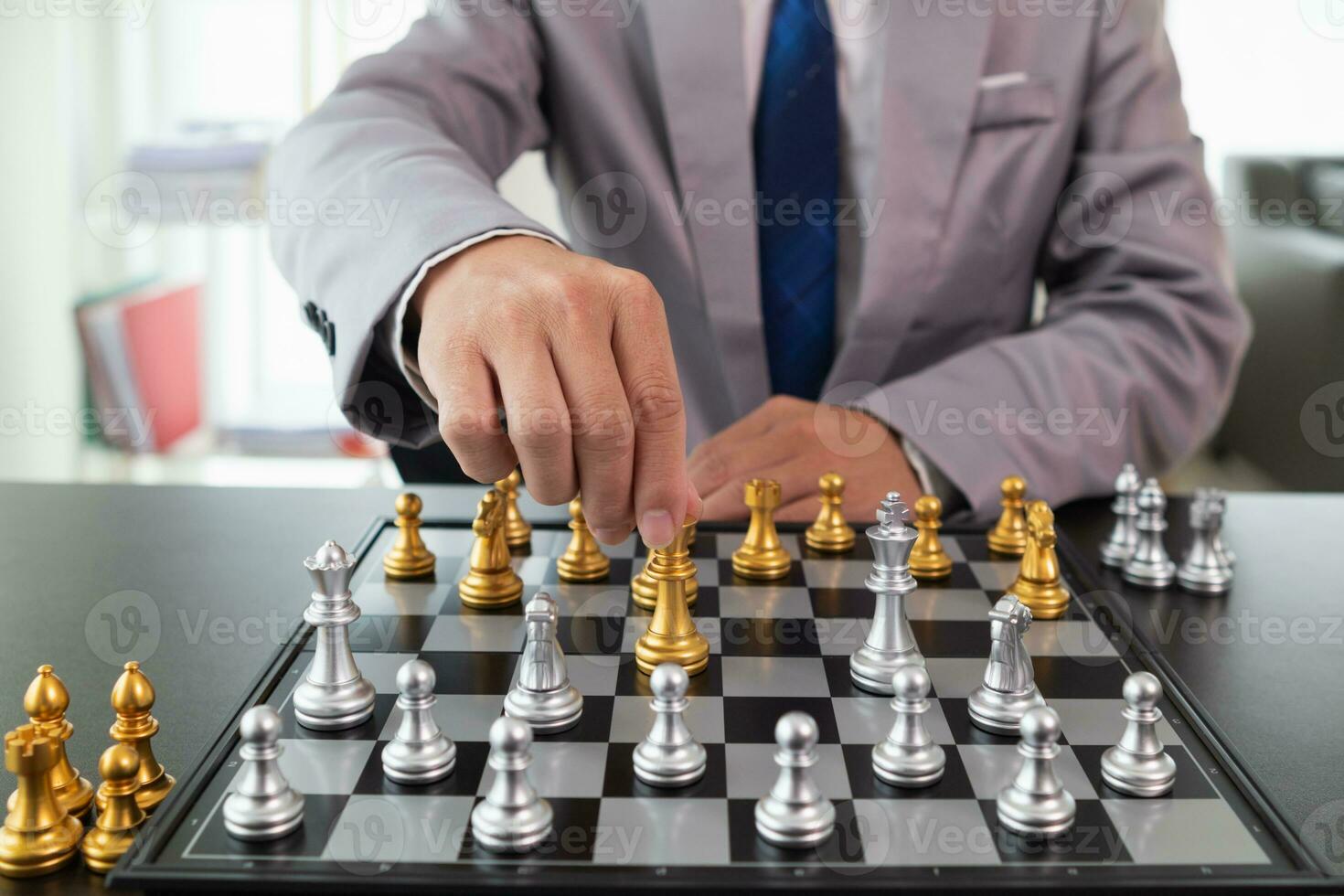 jung Geschäftsmann Planung gewinnen Schach Bewegung im Spiel von Schach Darstellen erfolgreich und siegreich Geschäft Weg. Schach Konzept Darstellen strategisch Geschäft Strategie zu leisten Sieg. foto