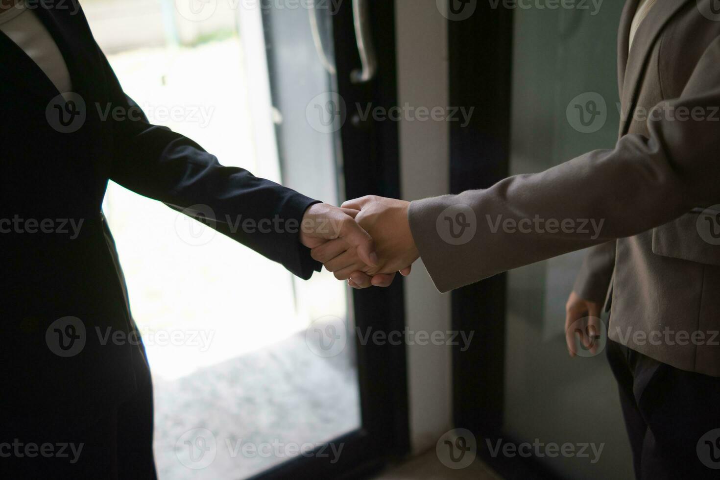 Geschäftsleute und Investoren Shake Hände nach Teilnahme Treffen mit beratend Mannschaft nach Empfang Rat von beratend Mannschaft Über gemeinsam investiert Geschäft. Geschäftsleute Mannschaft Handschlag Konzept foto