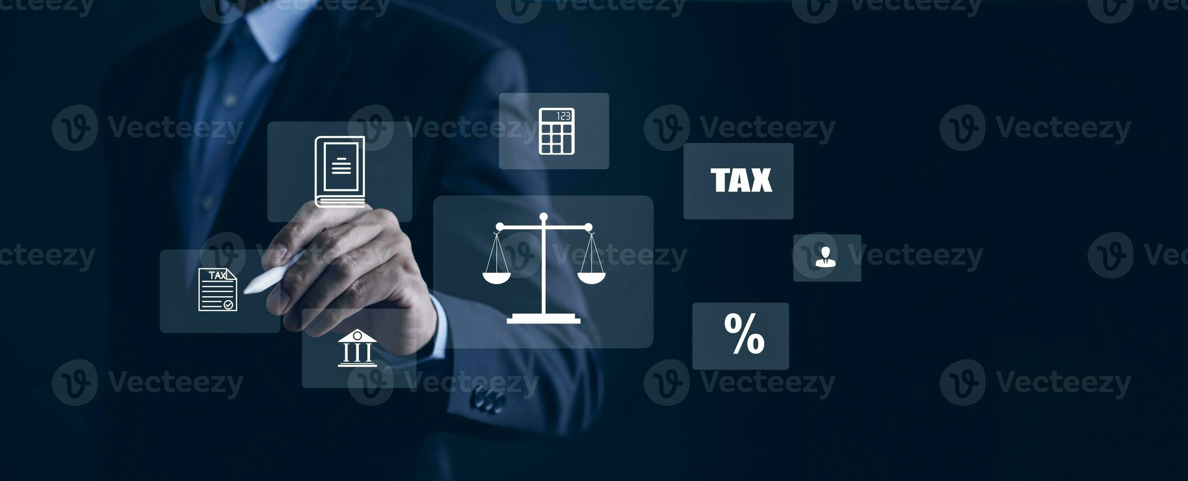Konzept der Steuerzahlungsoptimierung Unternehmensfinanzierung, Geschäftsmann mit Steuerknopf auf dem Technologiebildschirm, Einkommenssteuer und Eigentum, Hintergrund für Unternehmen, Einzelpersonen und Unternehmen wie Mehrwertsteuer foto
