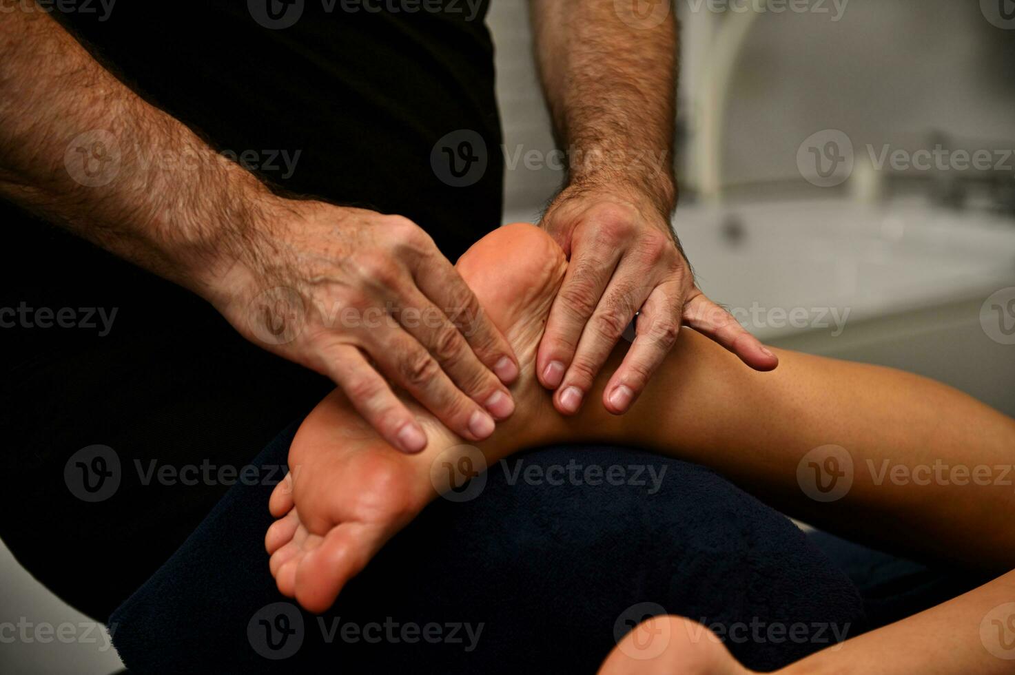 Reflexzonenmassage Fuß Massage. Fuß Behandlung im das ayurvedisch Wellness Spa Resort foto
