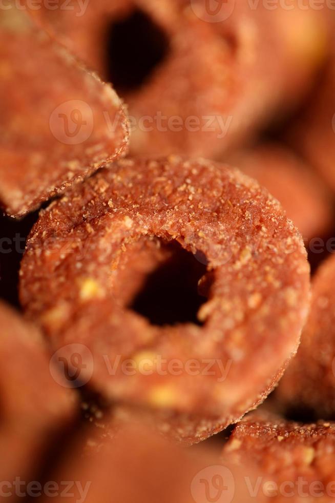 eine Draufsichtaufnahme eines hergestellten trockenen Hundes rundes Krokettenfutter druckt foto