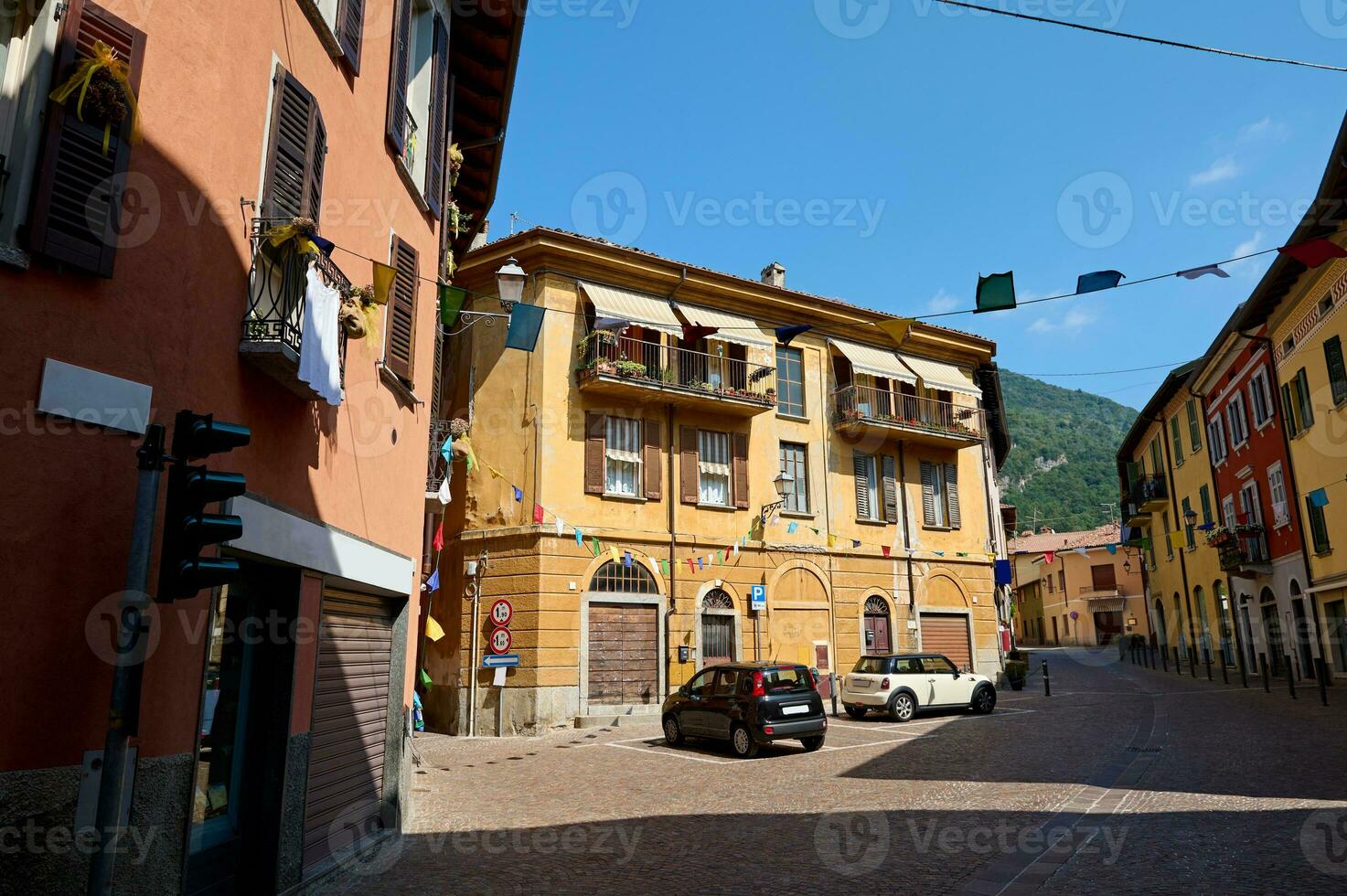 tolle Aussicht von Italienisch Stadt Gesang im Lombardei. Gasse, bunt Häuser gegen Italienisch Alpen Hintergrund. Reise. Tourismus foto