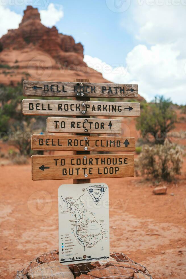 berühmt Glocke Felsen im sedona im Arizona rot Felsen Land, USA. Familie bereit zum ihr Weg auf berühmt Glocke Felsen foto