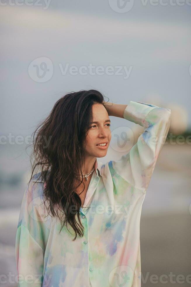 Porträt von glücklich Frau auf das Strand im Abend. foto