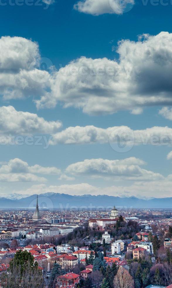 Turin Panorama-Skyline bei Sonnenuntergang mit Alpen im Hintergrund foto