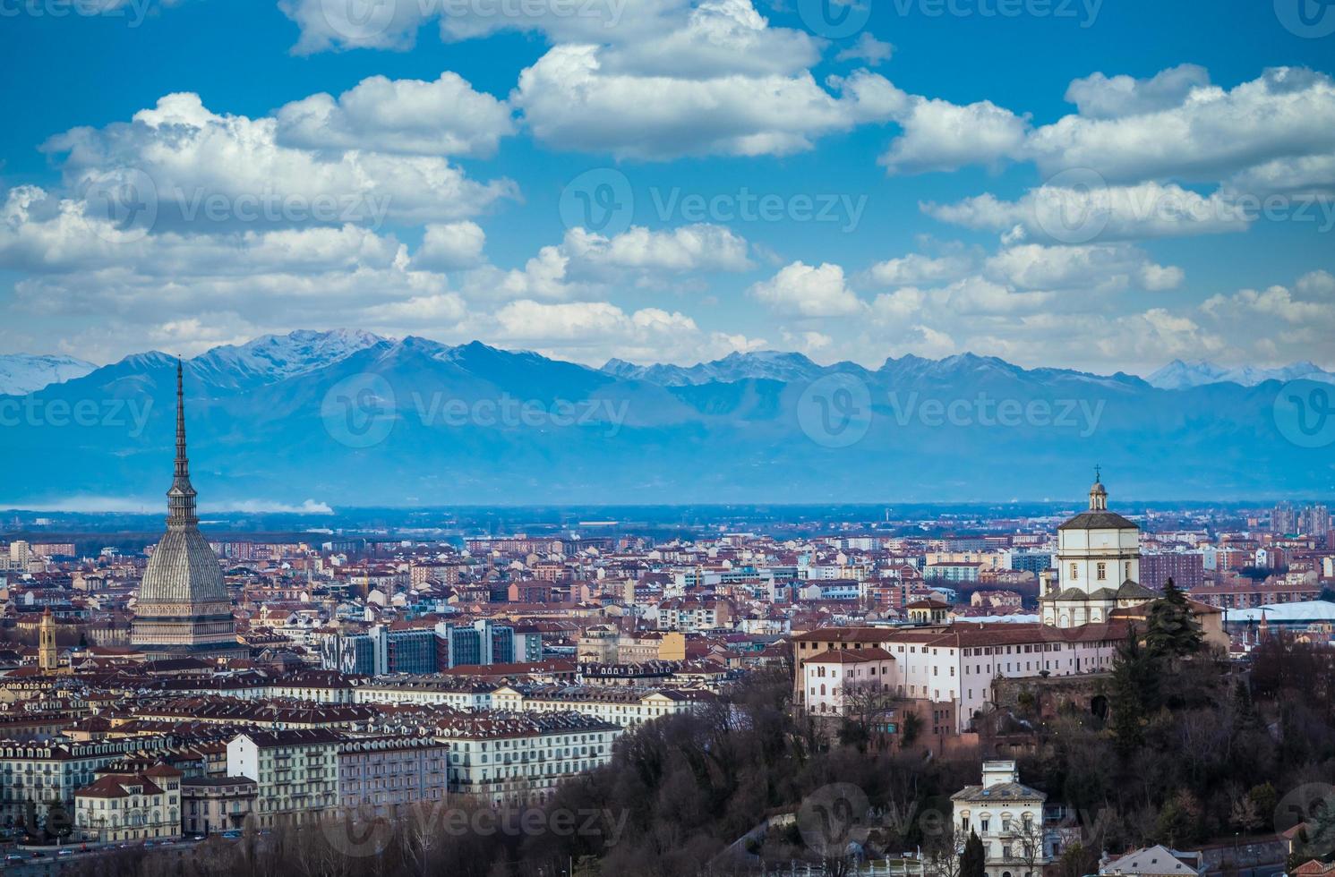 Turin Panorama-Skyline bei Sonnenuntergang mit Alpen im Hintergrund foto