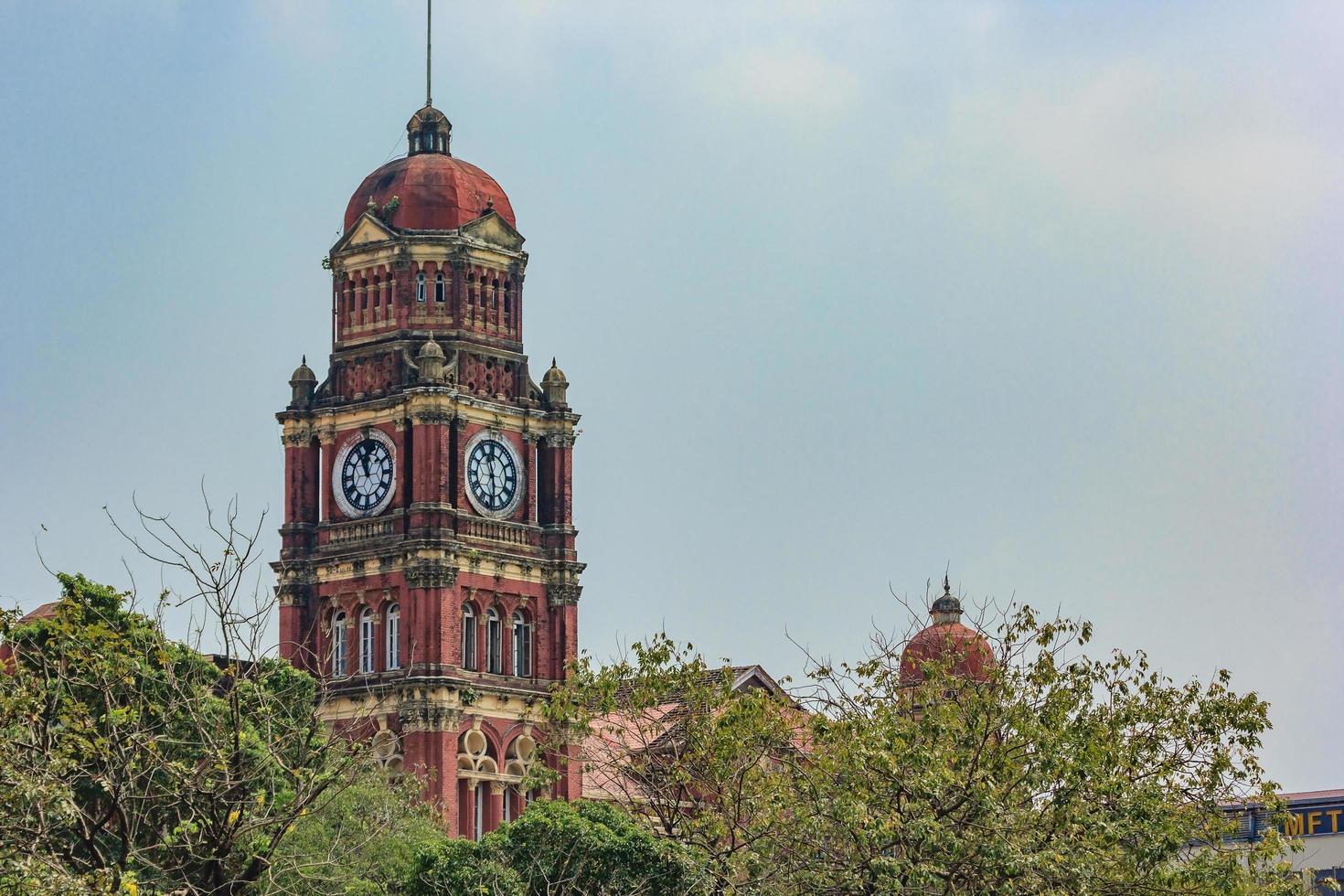 yangon, maynmar, 22. februar 2016 - der hohe gerichtshof der region yangon, myanmar. foto