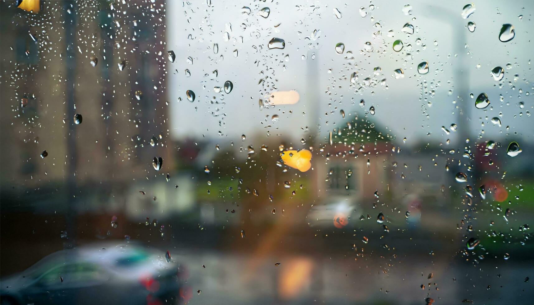 Regen fallen auf Fenster Glas von Kaffee Geschäft und verschwommen Stadt Leben Hintergrund foto